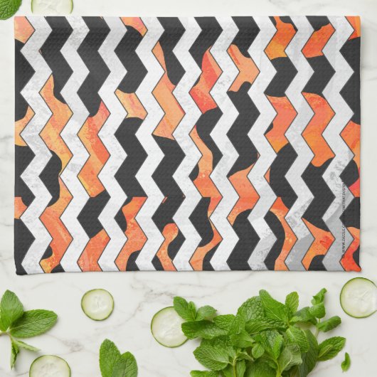 Koe, zwart en Oranje, Chevron Print Theedoek (Gevouwen)