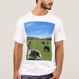 Koeien die grazen in een groen veld t-shirt