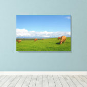 Koeien grazen in een weide in Ierland canvas print (Insitu (Houten vloer))