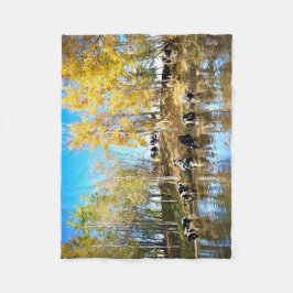 Koeien in de herfst bij de vijver fleece deken