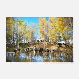 Koeien in de herfst bij de vijverdeurmat deurmat