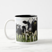 Koeien in een rij die naar camera kijken tweekleurige koffiemok (Links)
