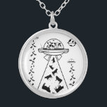 Koeien in een UFO-ruimteschip Zilver Vergulden Ketting<br><div class="desc">Een grappige illustratie van koeien die een ufo uitzenden. Dit ruimteschip redt koeien uit boerderijen op aarde. Een grappig complottheoretisch ontwerp. De afbeelding is zwart-wit.</div>