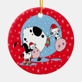 Koeien met kerstmis in het land met kerstmantels keramisch ornament