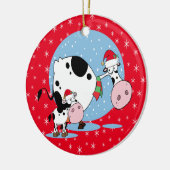 Koeien met kerstmis in het land met kerstmantels keramisch ornament (Links)