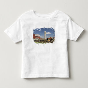 Koeien voor een rode schuur en silo op een boerder kinder shirts