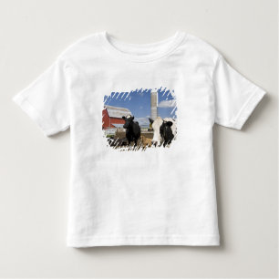 Koeien voor een rode schuur en silo op een boerder kinder shirts