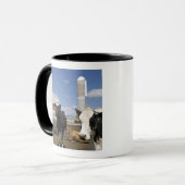 Koeien voor een rode schuur en silo op een boerder mok (Voorkant links)