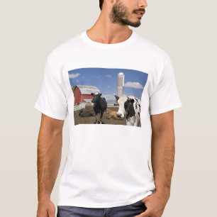 Koeien voor een rode schuur en silo op een boerder t-shirt