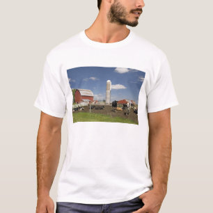 Koeien voor een rode schuur en silo op een boerder t-shirt