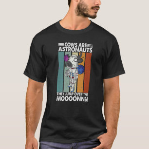 Koeien zijn astronauten die over de maan springen t-shirt