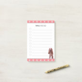Koeiende spaniel met een patroonpatroon post-it® notes (Op bureau)