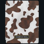 Koeienhuid Faux Western leder geplaatst op persoon iPad Cover<br><div class="desc">Of je nu een rancher bent, een cowboy/cowgirl of gewoon iemand die van Amerikaanse oude westerse thema's houdt, deze gespikkelde bruine en witte koeienhuid schilderij iPad is perfect voor je westerne stijl. De dierprintafbeelding is gemaakt om eruit te zien als de vacht/het haar van runderen. Dit mooie, originele boviene ontwerp...</div>