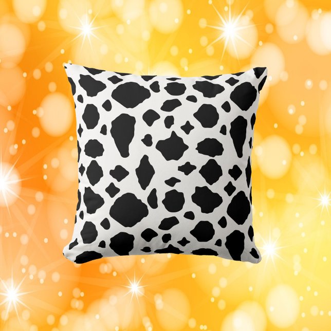 Koeienprintpatroon Zwart en Wit Kussen (A throw pillow with a black and white cow pattern)