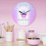 Koeken gebakken bakkerij Kaas Paarse glitterschijv Grote Klok<br><div class="desc">Maak een stijlvolle indruk met deze elegante, geavanceerde, eenvoudige en moderne aangepaste muur klok. Een dunne, paarse, roze, blauwe cupcake, handgeschreven schrijftypografie met script en glitter drupt een faux metallic champagne paarse blauwe ombre achtergrond. Personaliseer met uw volledige naam, zaken, of andere info. Uw keuze uit een rond of vierkant...</div>