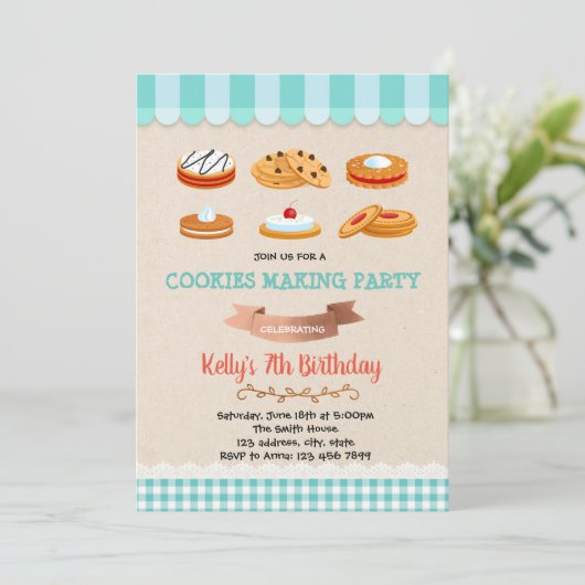 Koekjes die verjaardagsfeestuitnodiging maken kaart (Staand voorkant)