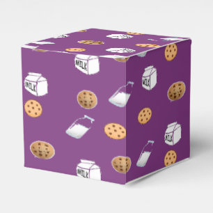 Koekjes en melk op paarse bedankdoosjes
