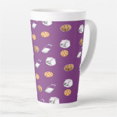 Koekjes en melk op paarse latte mok (Rechterhoek)