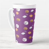 Koekjes en melk op paarse latte mok (Linkerhoek)