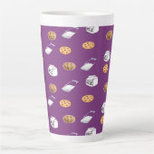 Koekjes en melk op paarse latte mok (Voorkant)
