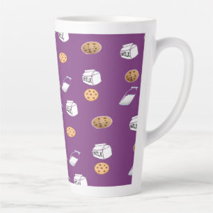 Koekjes en melk op paarse latte mok