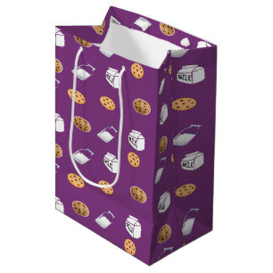Koekjes en melk op paarse medium cadeauzakje