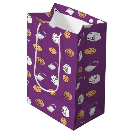 Koekjes en melk op paarse medium cadeauzakje (Voorkant Gekanteld)
