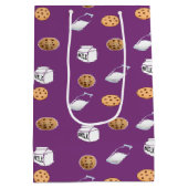 Koekjes en melk op paarse medium cadeauzakje (Achterkant)