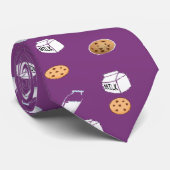 Koekjes en melk op paarse stropdas (Opgerold)