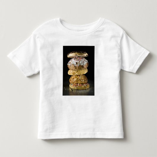Koekjes in een stapel kinder shirts (Voorkant)