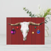 Koeksschedel met kerstversiering op rode schuur kaart (Staand voorkant)