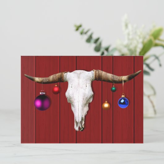 Koeksschedel met kerstversiering op rode schuur kaart (Staand voorkant)