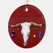 Koeksschedel met kerstversiering op rode schuur keramisch ornament (Links)