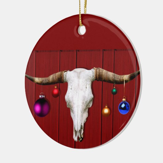 Koeksschedel met kerstversiering op rode schuur keramisch ornament (Links)