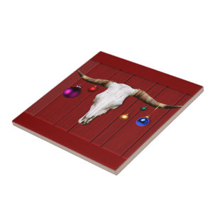 Koeksschedel met kerstversiering op rode schuur tegeltje