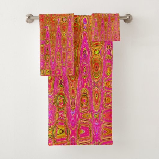 Koel Abstract Rood en Geel Atomair Retro Zigzagpat Bad Handdoek (Insitu)