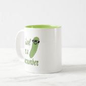 Koel als een komkommer! Leuke komkommer Cartoon Tweekleurige Koffiemok (Voorkant links)