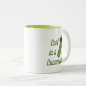Koel als een komkommer! Leuke komkommer Cartoon Tweekleurige Koffiemok (Voorkant rechts)