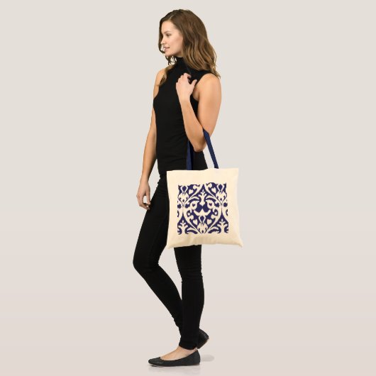 Koel blauw en wit ikat stammenpatroon tote bag (Voorkant (model))