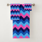 Koel Blauw Roze Chevron Patroon Bad Handdoek Set (Insitu)