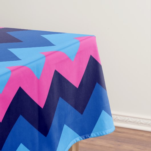 Koel Blauw Roze Chevron Patroon Medium Tafelkleed (Voorbeeld)