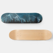 Koel blauwe blikseminslag boven bos persoonlijk skateboard (Horizontaal)