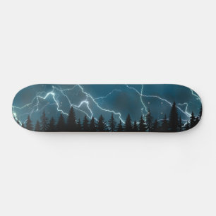 Koel blauwe blikseminslag boven bos persoonlijk skateboard