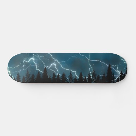 Koel blauwe blikseminslag boven bos persoonlijk skateboard (Horizontaal)
