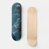 Koel blauwe blikseminslag boven bos persoonlijk skateboard (Voorkant)