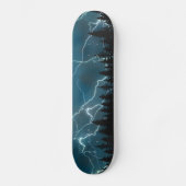 Koel blauwe blikseminslag boven bos persoonlijk skateboard (Voorkant)