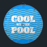 Koel door het zwembad grappige zomervibes dartbord<br><div class="desc">Koel bij het zwembad,  grappige zomervibes,  aangepast Dart Board. Blauw golfpatroon met vetgedrukte tekst. Voeg uw eigen persoonlijke naam,  waterpoloteam,  prijsopgave,  enzovoort toe. Fun Birthday party gift voor kinderen,  zwemmers,  trainers,  enz.</div>