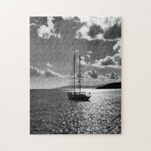Koel dramatische hemel over jacht op zee legpuzzel
