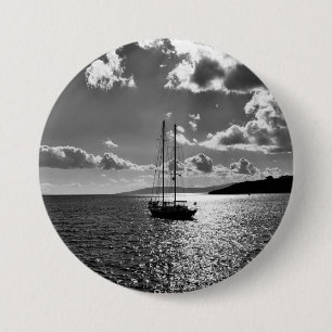 Koel dramatische hemel over jacht op zee ronde button 7,6 cm