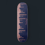 Koel een blauw Roos met gouden glitter-rugleuning Persoonlijk Skateboard<br><div class="desc">Girly Cool Navy Blue en Pink Rose Gold Glitter Sparkle Drips Skateboard met faux glitter drips en uw persoonlijke naam op een chemische marinesblauwe achtergrond. Eenvoudig aan te passen en perfect voor uw glitteresthesie.</div>